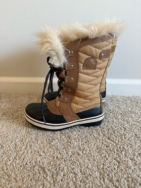Sorel Kids Tan and Black Lace-Up Winter Boots with Faux Fur Size 3
